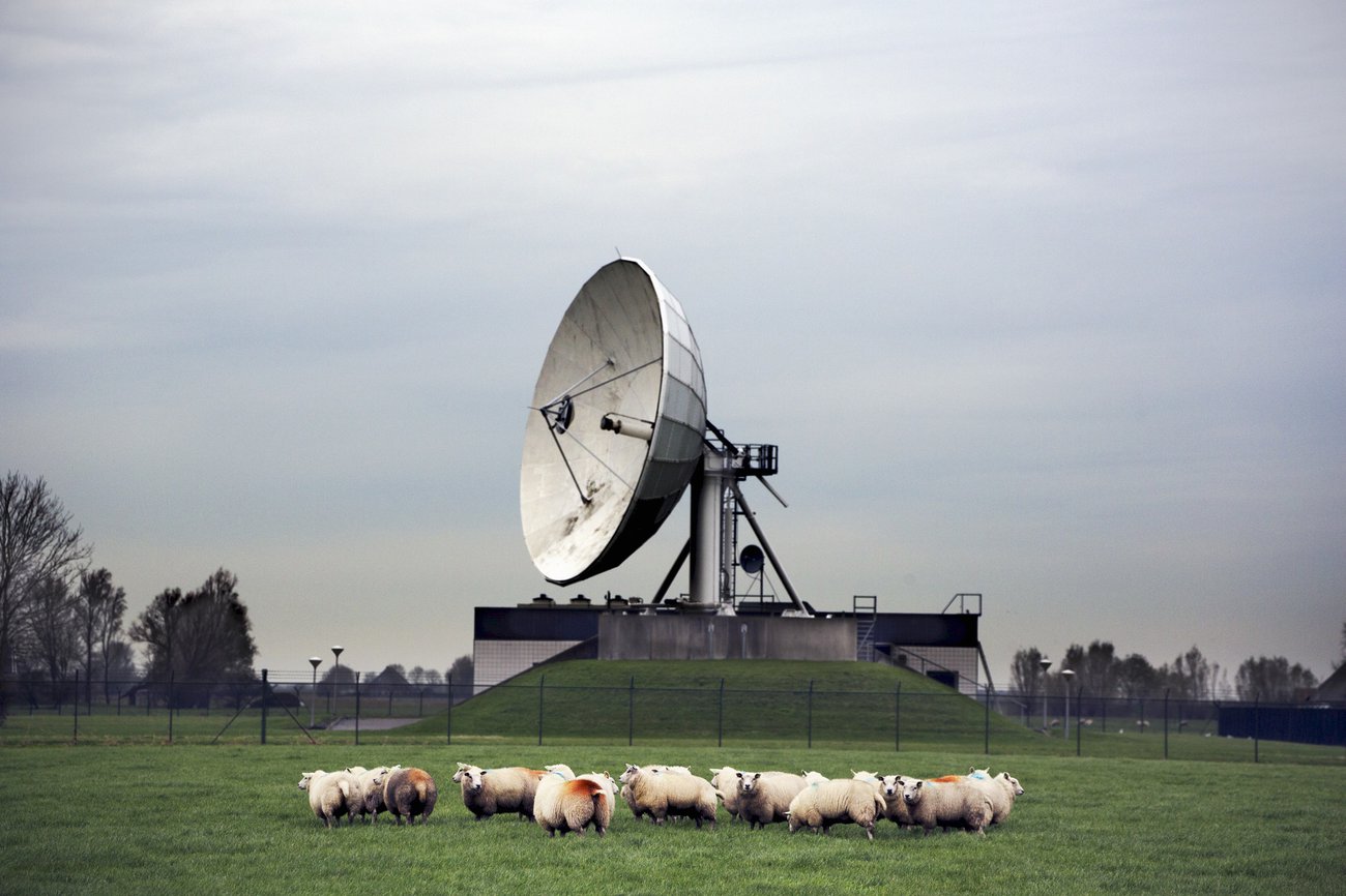 Radio telescope in farmland Westerbork